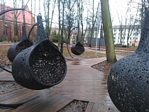 У храма в Балтрайоне развесили коконы для туристов