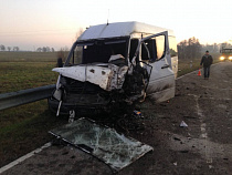 На зеленоградской дороге на микроавтобус свалилась бетонная труба