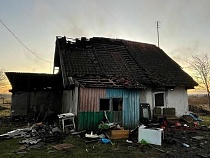 Под Полесском остались без жилья и вещей мать с тремя малышами