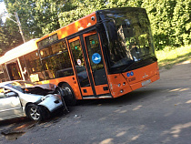 На Ялтинской столкнулись городской автобус и автомобиль