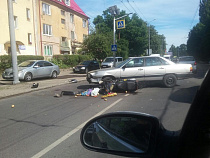 На Дзержинского в ДТП разбился скутерист