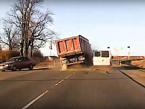 Опубликовано видео ДТП с опрокинувшимся у Сокольников песковозом