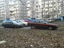 Фотофакт: в Калининграде автомобилисты превратили спортплощадку в парковку