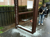 Вандалы разгромили остановку недалеко от гостиницы «Турист»