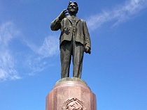 Женщина обнажила свои 550 тыс. рублей у памятника в Калининграде