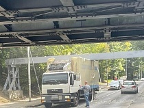 В Калининграде ещё один грузовик застрял под Мостом глупости