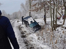 На Двинской из-за скользкой дороги авто «нырнуло» в кювет