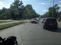 В Калининграде проезжая часть оказалась усыпанной банками с тушенкой