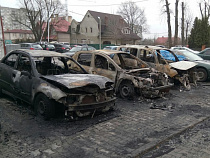 На Летнем проезде ночью полностью сгорели три автомобиля (видео)