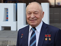 Антон Алиханов поздравил Юрия Романенко с Днём космонавтики