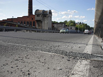  Трещину на путепроводе по Аллее Смелых замазали мастикой