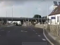 Авария на Восточной эстакаде: Nissan и Mazda столкнулись на светофоре (видео)