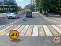 В центре Калининграда электросамокат атаковал мини-фургон