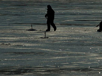 Десять рыбаков-любителей самостоятельно спаслись с отколовшейся льдины