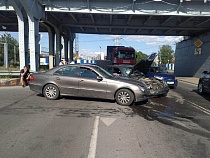 У двухъярусного моста в Калининграде столкнулись два «Мерседеса»