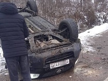 Под Озёрском перевернулся «Ниссан» с блатным номером