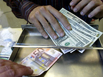 Обвал рубля спровоцировал дефицит наличной иностранной валюты в отделениях российских банков