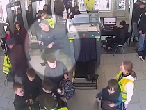 Подлый очкарик украл борсетку на стадионе в Калининграде