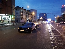 После удара об элитный «Мерседес» на Ленинском проспекте ранен байкер