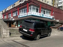Элитный «Лэнд Крузер» в Калининграде наказали за парковку на ступеньках