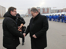 Баринов пожаловал врачам ключи от 25 карет скорой помощи (фото)