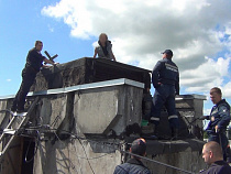 Полицейские три часа уговаривали мужчину не прыгать с крыши пятиэтажного дома