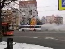 По Эстакадному мосту Калининграда пронёсся дымящийся автобус