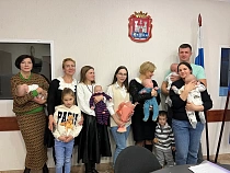 Калининградские власти напомнили о выплатах матерям 