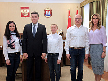 Антон Алиханов встретился с кёрлингистками, собирающимися на Олимпиаду-2018