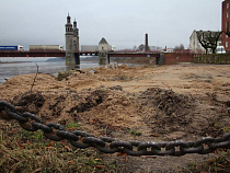 В Советске в очередной раз засыпали провал на набережной