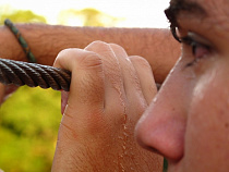 21-летний парень сломал прохожему нос и украл колонку