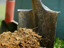 Пенсионер угрожал убить соседа саперной лопатой из-за парковочного места