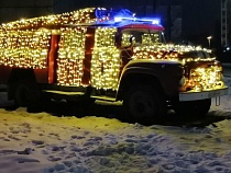 В Калининградской области появилась новогодняя ёлка на колёсах