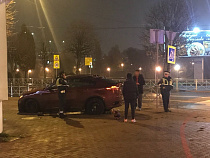 В Калининграде BMW перескочил через островок безопасности, бордюр и вылетел на тротуар