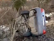 В Калининграде из-за гололёда опрокинулся «Мерседес» (видео)