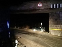 «Фольксваген» врезался в мост, погиб 44-летний водитель