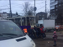 В Калининграде школьники толкали остановившийся трамвай