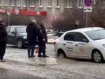 В центре Черняховска машина Росгвардии попала в провал