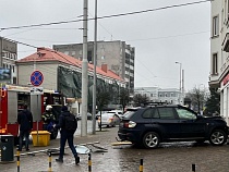 «Машина резко рванула»: подробности о ДТП с врезавшемся в дом БМВ Х5