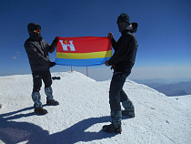 Флаг Калининградской области подняли на Эльбрус