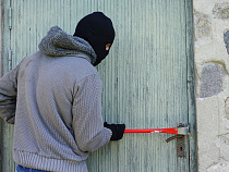 Ради еды и инструментов 24-летний сельский парень врывался в чужие дома