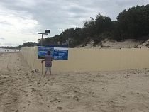 Ради кафе в Зеленоградске частично перегородили морской пляж