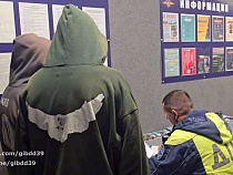 В Светлом поймали пьющего подростка на питбайке