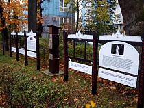 Вандалы разгромили инфостенды у исторического дома в центре Зеленоградска