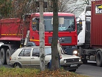 В Калининграде самосвал придавил легковушку