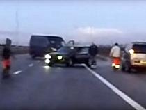 Появилось видео БМВ, таранящего фургон после заноса