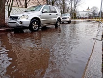 В Калининграде в шаге от площади Победы подтопило проезжую часть