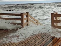 Людей в Калининградской области попросили срочно уйти с пляжей