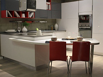 Продавщица продала кухонный гарнитур и положила деньги себе в карман