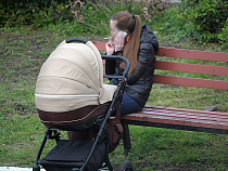 Банк забирал у матери пособия на детей